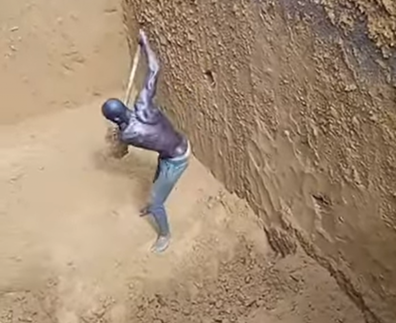 No suor da obra di&aacute;ria, Cafumba desenvolveu os gominhas e o m&uacute;sculo invejados pelos bodybuilders – Foto: Cortes de Not&iacute;cias Maromba/Divulga&ccedil;&atilde;o/ND