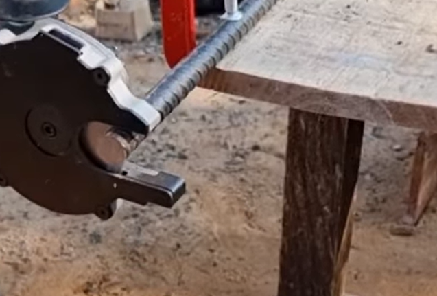 Pedreiro apresenta m&aacute;quina de corte – Foto: Internet