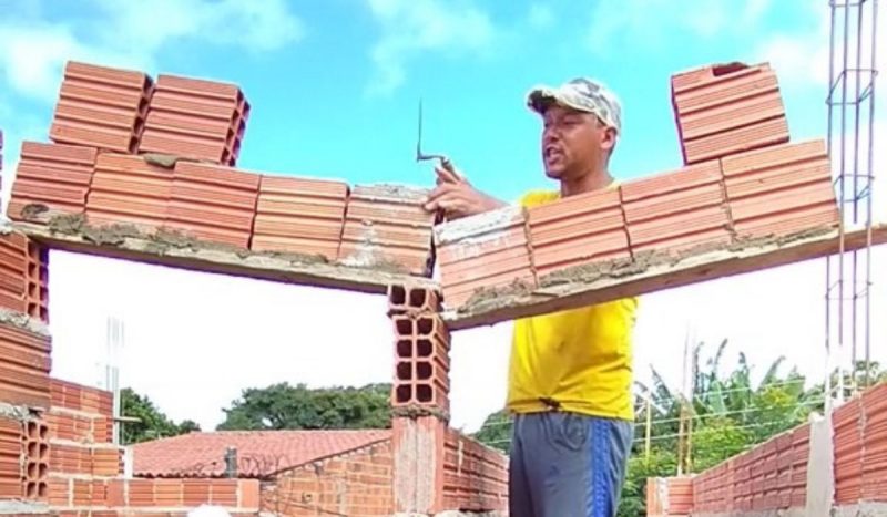 Homem discorda do engenheiro quando o chefe questiona o telhado – Foto: @leoeozeoficial/Tiktok/Reprodu&ccedil;&atilde;o/ND