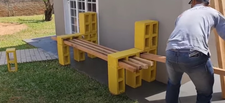 Pedreiro cria banco do zero com blocos de concreto