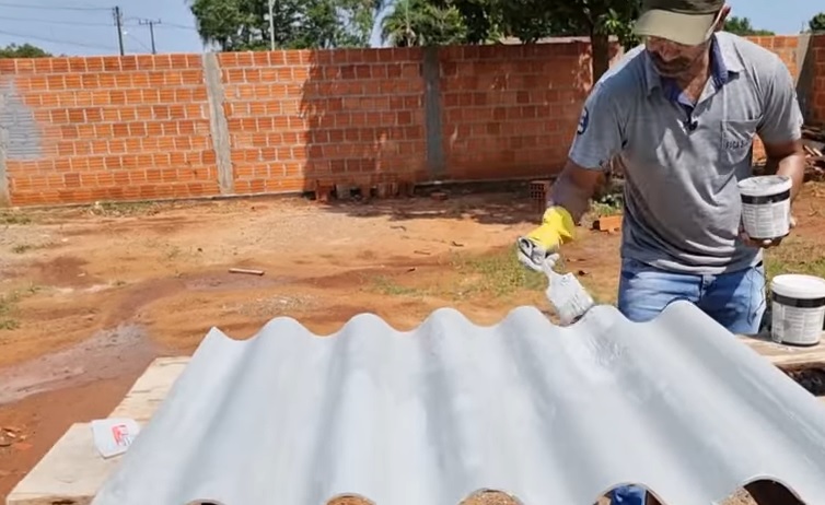 Pedreiro genial compartilha dica para recuperar telhado danificado
