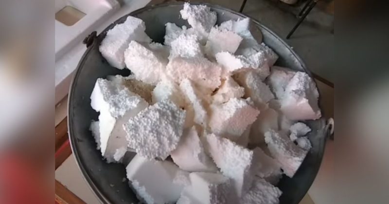 Isopor cortado em várias tiras para iniciar a vedação nas telhas 