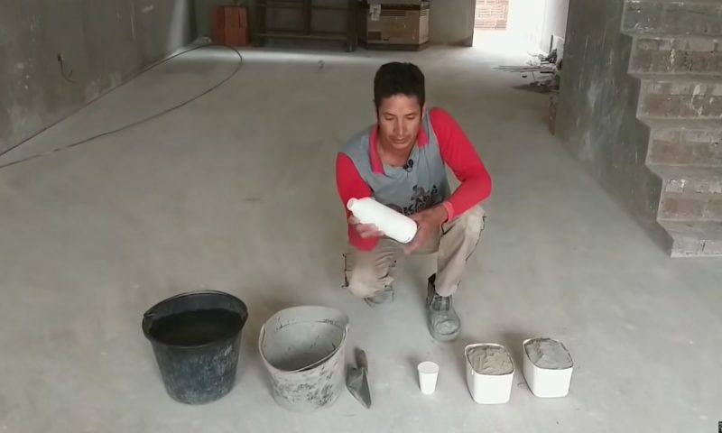 Pedreiro mostrando os elementos que vai utilizar para fazer o impermeabilizante