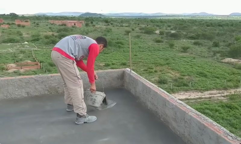 Depois de preparar o material, o pedreiro aplica o impermeabilizante na cobertura – Foto: Reprodu&ccedil;&atilde;o