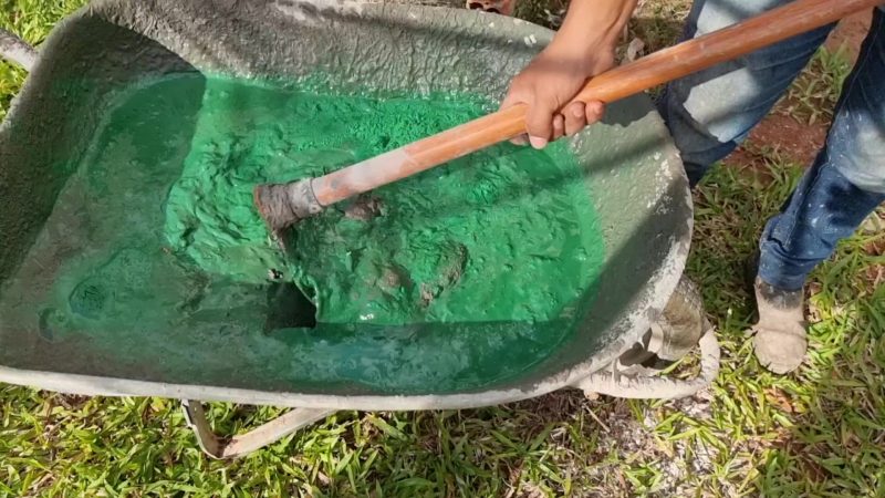 Pedreiro mostra como preparar a massa e adicionar corante para ficar com cores diferentes. – Foto: Redes Sociais/Reprodu&ccedil;&atilde;o/ND