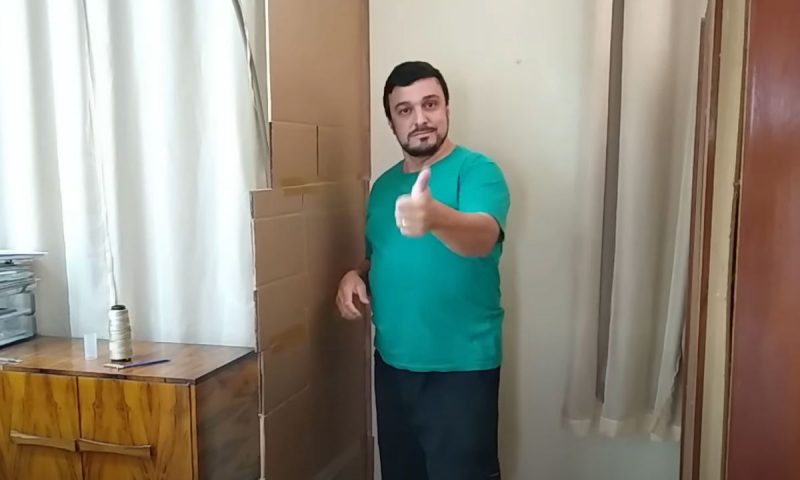 Pedreiro falso faz um "joinha" ao mostrar parte de sua invenção