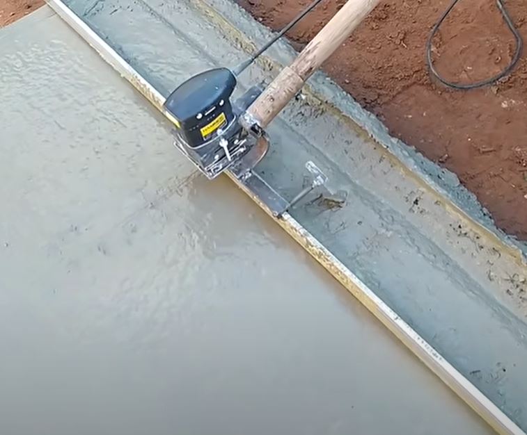 O pedreiro mostra o passo a passo para construir uma régua elétrica em casa para a obra