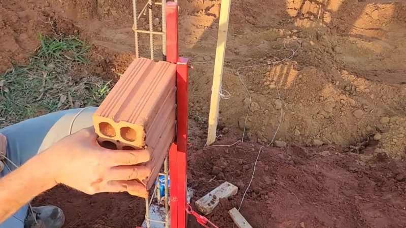 Simples de usar, mecanismo pode subir at&eacute; tr&ecirc;s fileiras perfeitas de tijolos – Foto: Reprodu&ccedil;&atilde;o