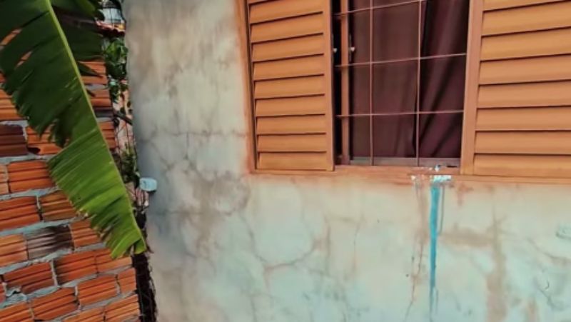 Quarto simples em casa, que ganhará banheiro de baixo custo