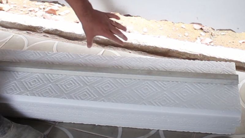 Umidade em rodapé de parede sendo resolvida com isopor