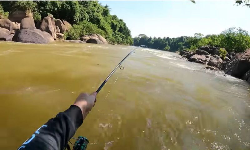 Pescador acabou caindo nas &aacute;guas perigosas do rio – Foto: Reprodu&ccedil;&atilde;o