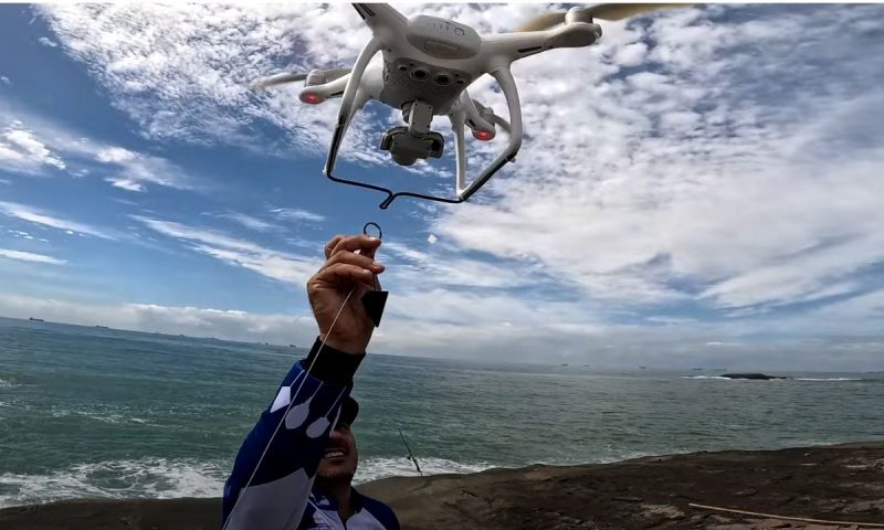 Pescador nerd usa até drone, mas quem dá show é o veterano com bambu