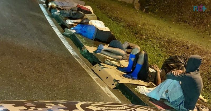 Na imagem, pessoas expulsas de Itajaí deitada ao relento da BR-101, já em Balneário Camboriú