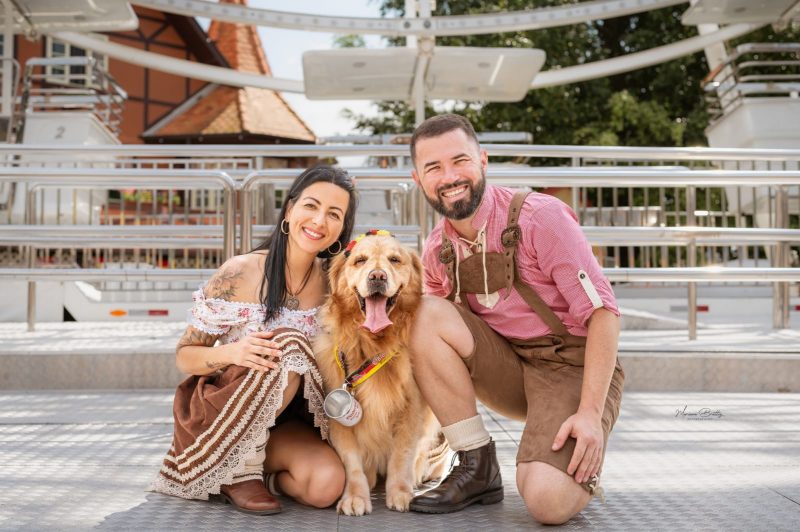 Tutores com cachorro durante festa em Blumenau