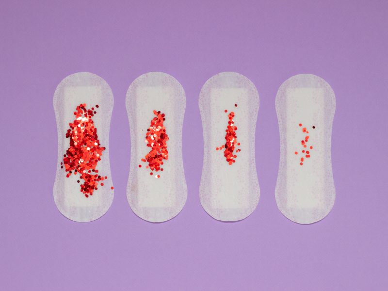 Diferença entre sangramento de mulheres que menstruam e de privação