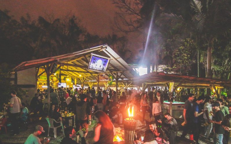 Visão geral do PG Surf Skate, que promove festa de Halloween em Itajaí, lotado