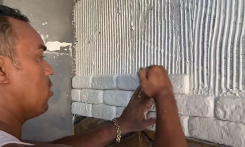 Depois de preparar a parede para a instala&ccedil;&atilde;o, basta colocar os tijolinhos 3D – Foto: Reprodu&ccedil;&atilde;o