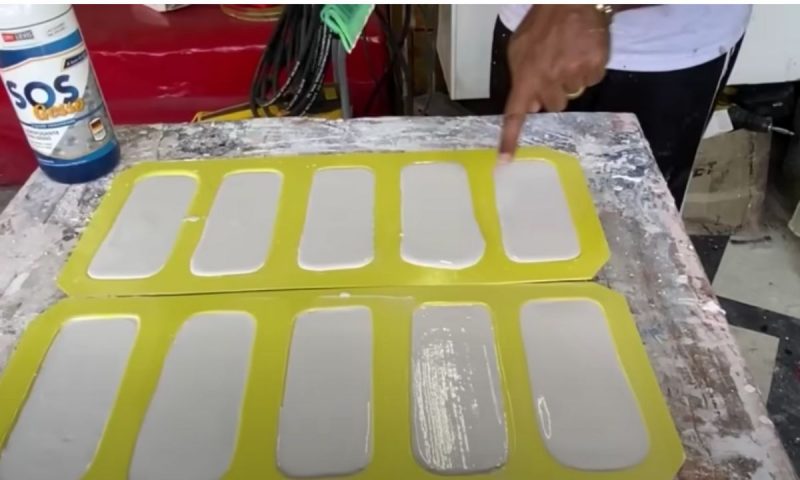 Pintor mostra o gesso nas formas já com formato de tijolinho decorativo