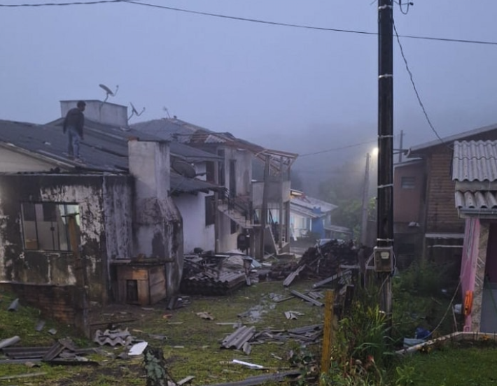 Chuva e vendaval destroem casas em Piratuba (SC)