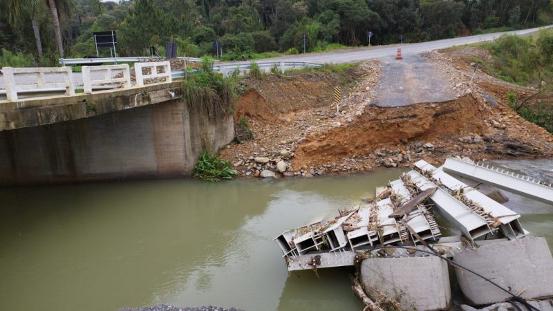 Ponte que d&aacute; acesso ao munic&iacute;pio cedeu ap&oacute;s fortes temporais – Foto: PMRv/Divulga&ccedil;&atilde;o/ND