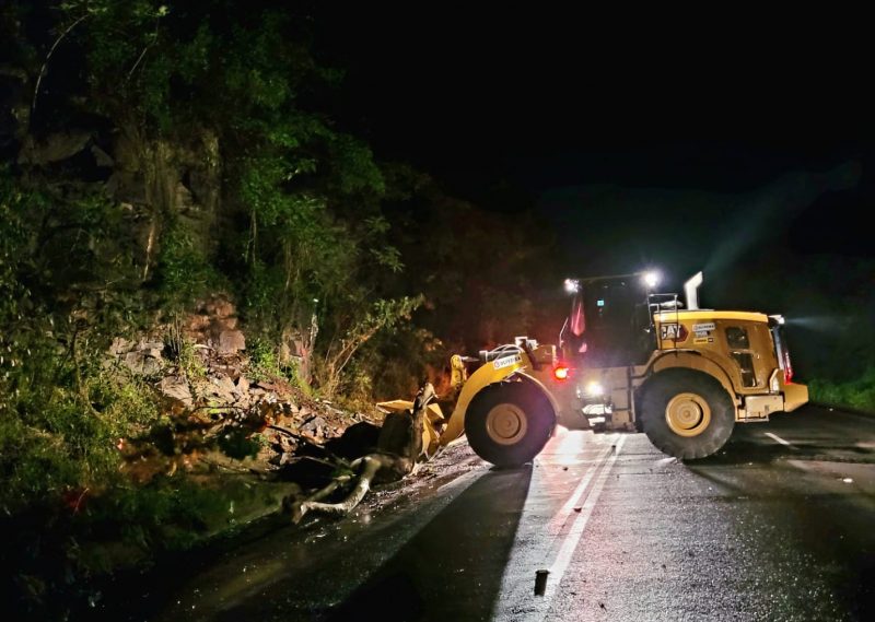 Um temporal afetou o fluxo de trânsito em rodovias. 