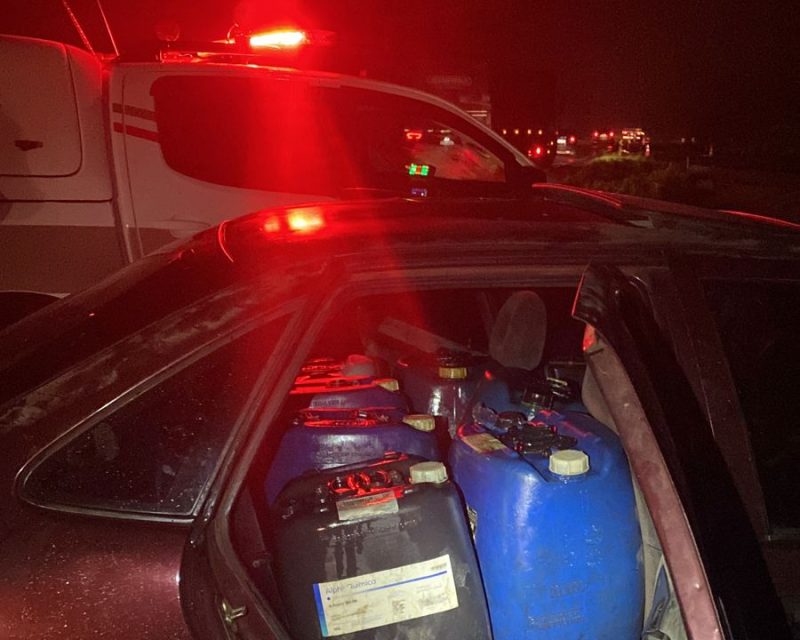 A polícia apreendeu 700 litros de óleo diesel contrabandeado em Dionísio Cerqueira. 