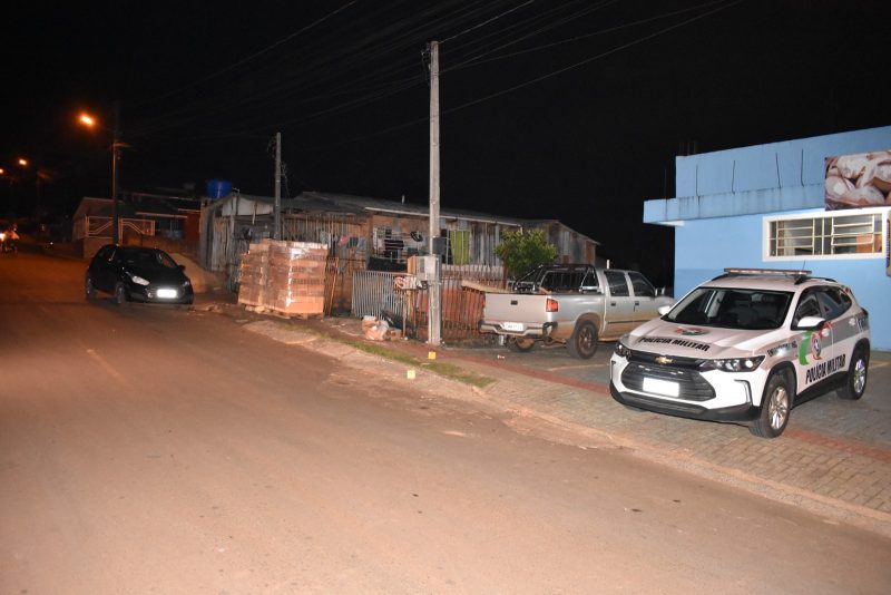 O homem foi assassinado a tiros. 