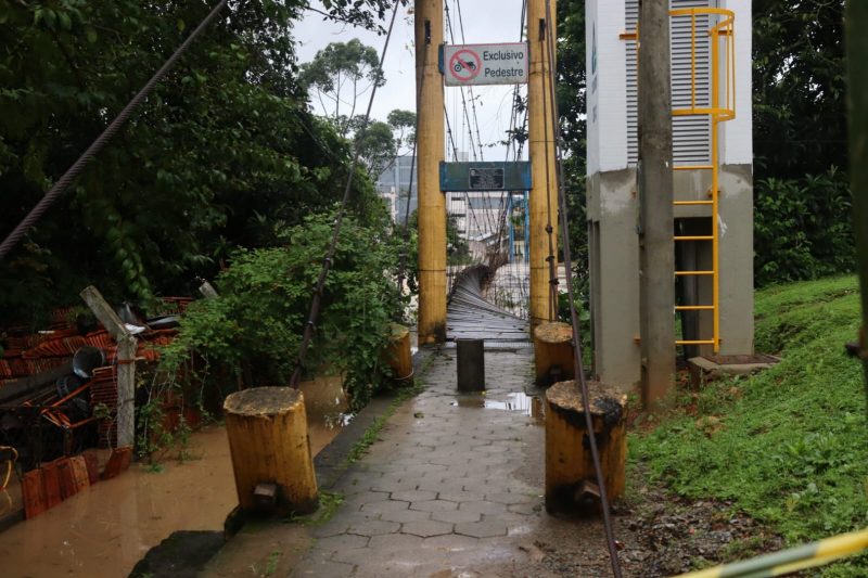 Ponte p&ecirc;nsil &eacute; levada pelas &aacute;guas em Rio do Sul – Foto: Lene Juncek/ND