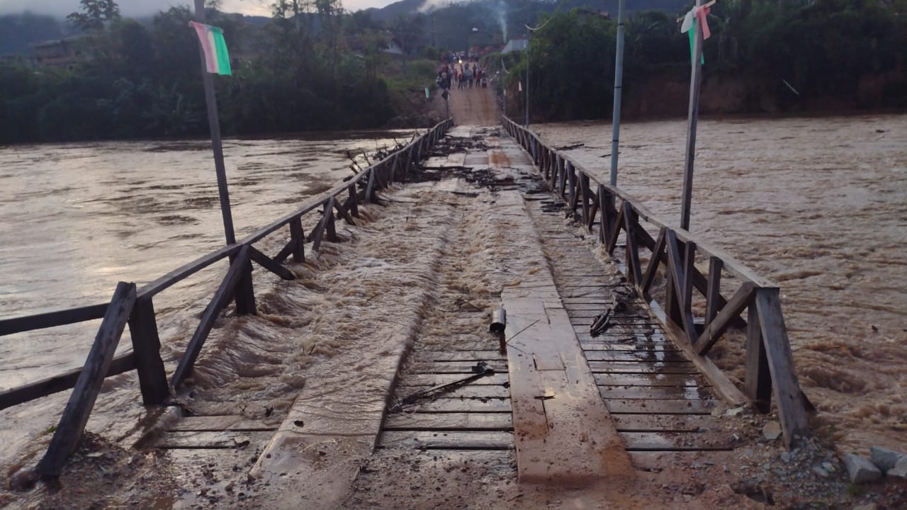 FOTOS: Ponte é arrastada por força de enchente em SC