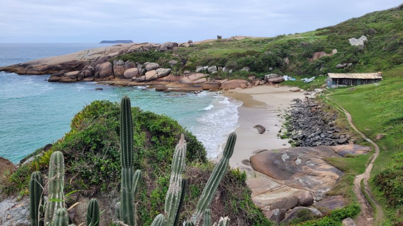 Praia do Gravatá, no Leste da Ilha é um paraíso escondido na Capital