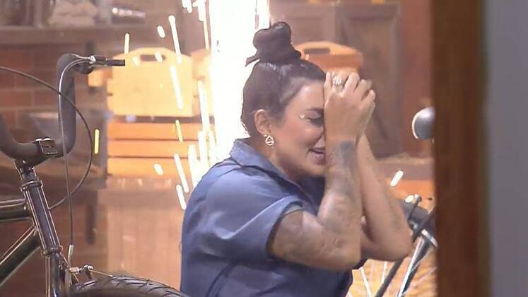 Em um golpe de sorte, Jenny Miranda conquistou o chap&eacute;u de fazendeira – Foto: Record TV/R7/Reprodu&ccedil;&atilde;o