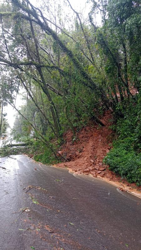 Queda de barreira bloqueia trecho da BR-282 em Erval Velho &#8211; Foto: PRF/Divulgação/ND