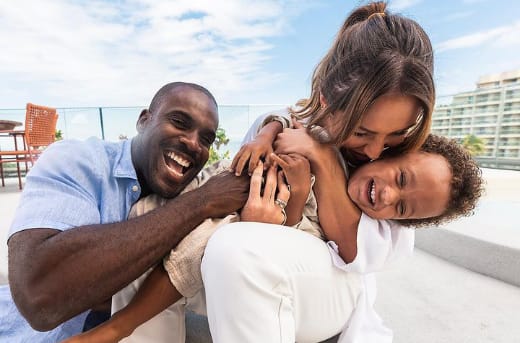 Rafael Zulu e Aline Becker com o filho Kalu; noivos realizarão seu casamento em Balneário Camboriú (SC).