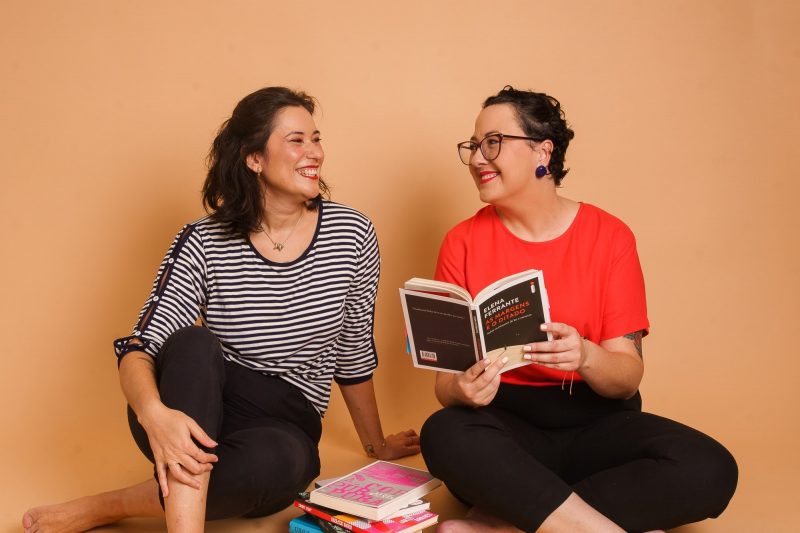 Jornalistas Carol Passos e Stefani Ceolla, idealizadoras do Posf&aacute;cio Podcast dedicado &agrave; literatura de Santa Catarina – Foto: Rafaela Martins/Divulga&ccedil;&atilde;o