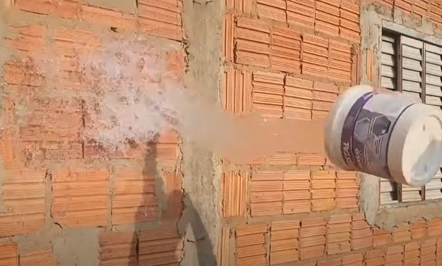 Ele mostra como fazer o reboco com apenas dois materiais; confira 