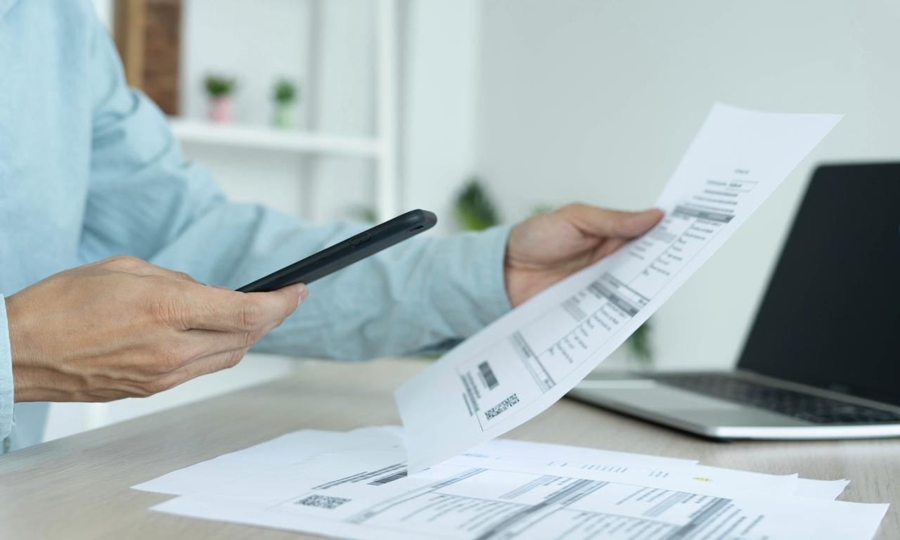 Pessoa pagando conta