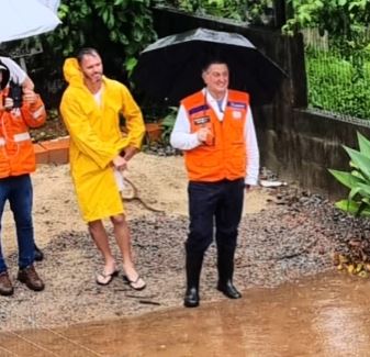 Prefeito faz visita &agrave; rua do morador que fez o protesto por conta dos alagamentos – Foto: Reprodu&ccedil;&atilde;o/Internet/ND