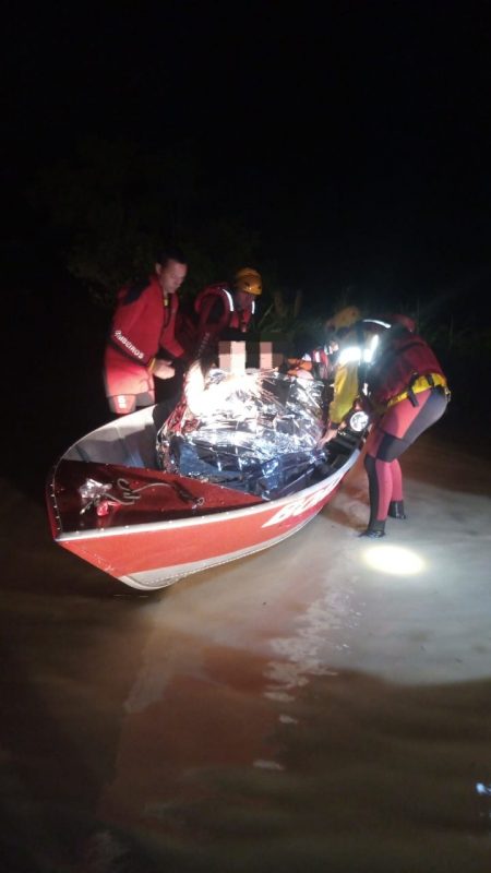 Bombeiros auxiliam gestante a chegar no hospital