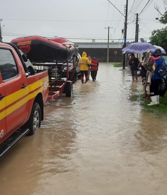 Desalojados s&atilde;o levados para os abrigos da cidade – Foto: Reprodu&ccedil;&atilde;o/CBM