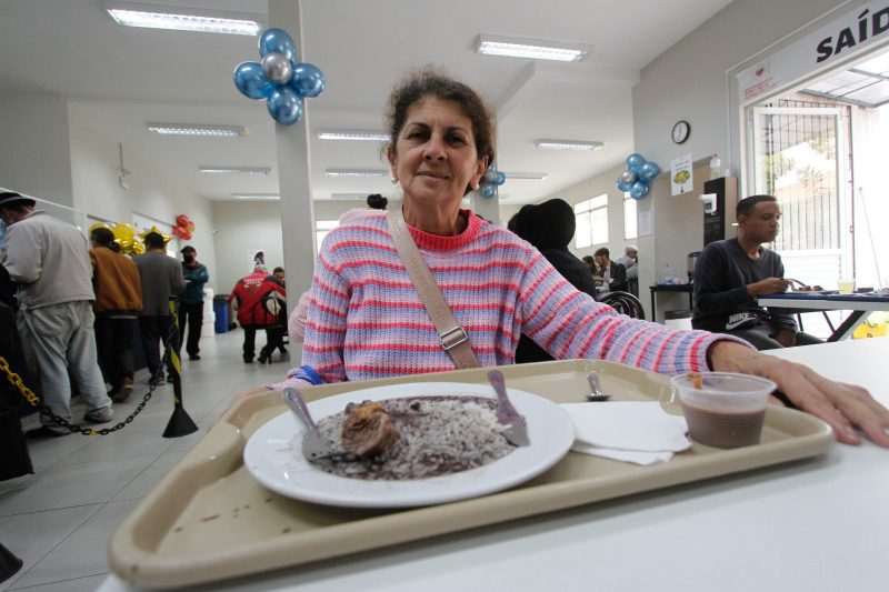 O valor m&aacute;ximo do Restaurante Popular &eacute; R$ 6, uma exce&ccedil;&atilde;o na Capital mais cara do pa&iacute;s para quem precisa comer fora de casa – Foto: Leo Munhoz/ND