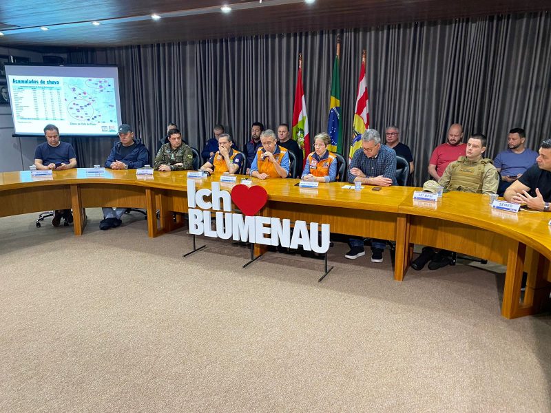 O rio Itajaí-Açu continua subindo em Blumenau e chegou a 8,88 metros na medição das 12h desta quinta-feira (12) 