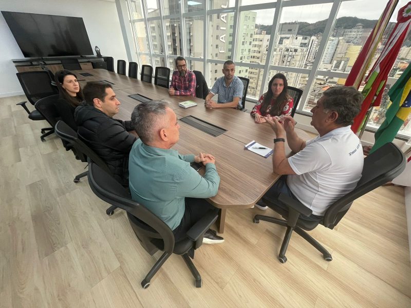 Prefeito Top&aacute;zio se reuniu com representantes da SMDH e da Floram, em Florian&oacute;polis – Foto: PMF/Divulga&ccedil;&atilde;o/ND