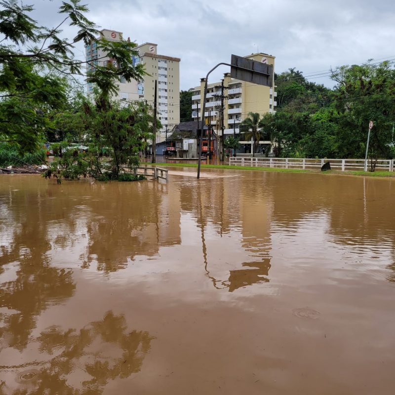 Nova enchente deixa ruas embaixo d'águia em Blumenau