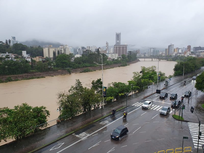 Primeira previsão da Defesa Civil de Blumenau diz que às 19h deste sábado, o Rio Itajaí-Açu passará dos 8 metros 
