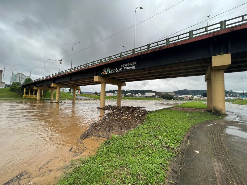 Na imagem, ponte de Brusque por onde passa o rio Itajaí-Mirim