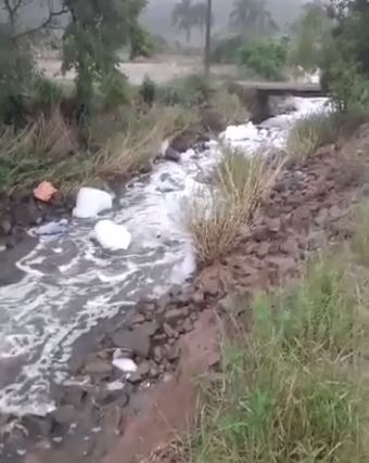 Uma espuma branca apareceu no Rio das Pombas, no município de Pouso Redondo 