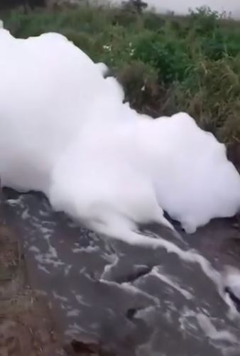Espuma branca foi filmada por um morador da regi&atilde;o – Foto: Rede Web TV/Reprodu&ccedil;&atilde;o/ND