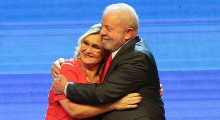 Lula abraça Rita Serrano, ex-presidente da Caixa Econômica Federal