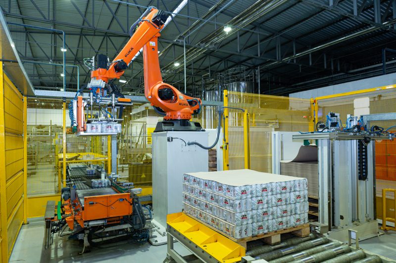 Rob&ocirc; Paral&iacute;mpico&rdquo; realiza a paletiza&ccedil;&atilde;o das cervejas na f&aacute;brica da OPA BIER – Foto: OPA BIER/Divulga&ccedil;&atilde;o