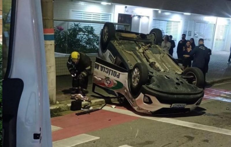 Roubo, perseguição e troca de tiros acabam em acidente com viatura da PM em Florianópolis